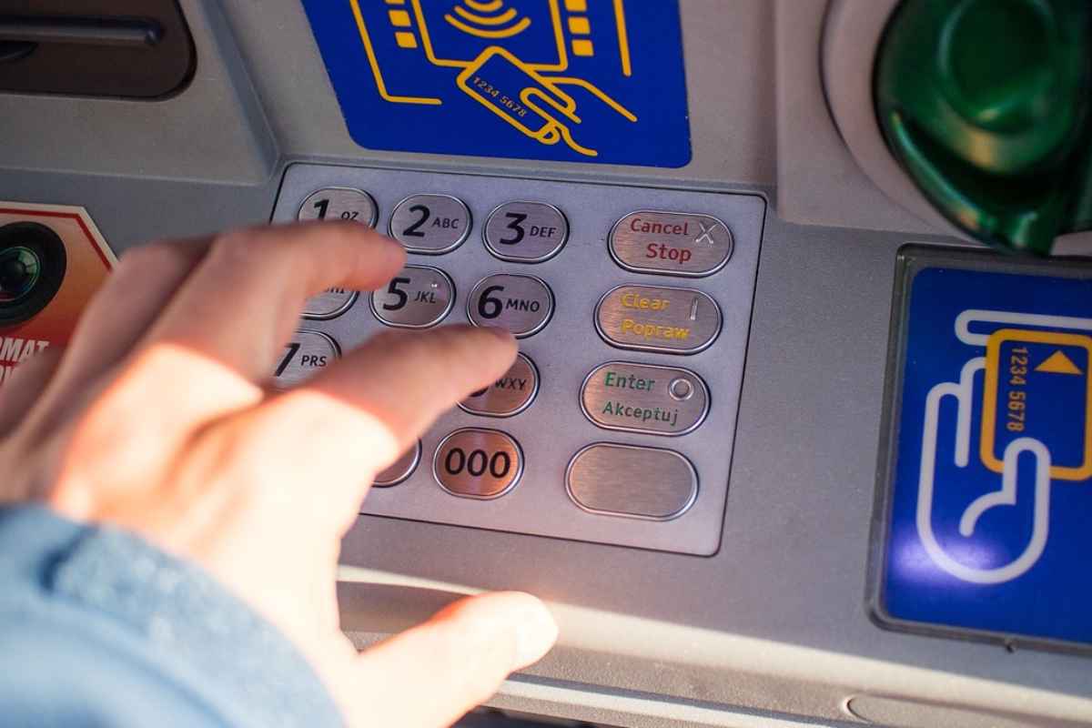 Tenta di far esplodere bancomat, ma qualcosa va male: ladro perde braccio