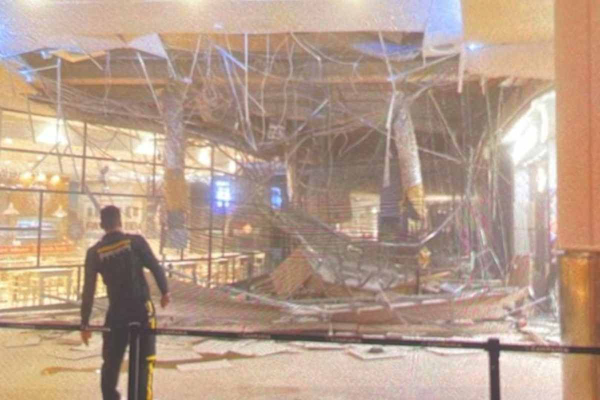 Paura al centro commerciale, crolla controsoffitto: persone in fuga