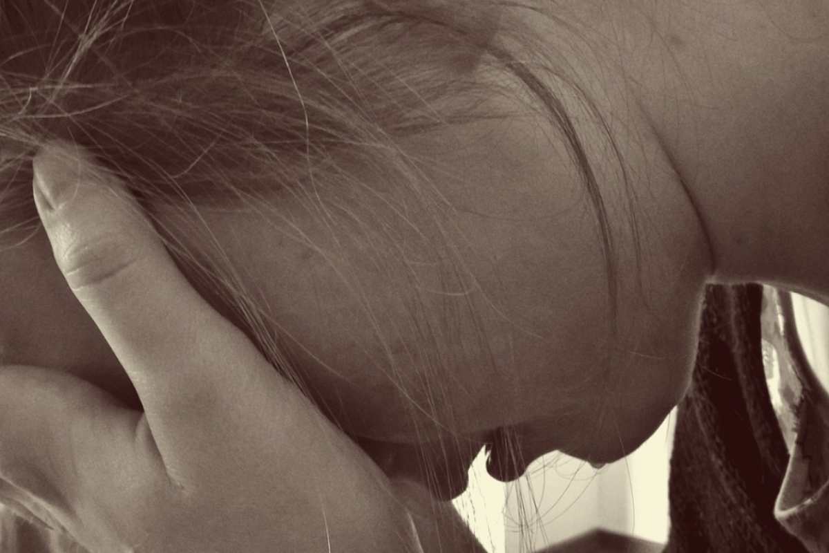 Violentata dal prof, ragazza diventa anoressica: città sconvolta