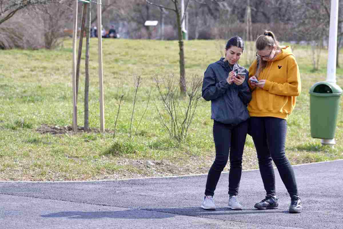 Perché i giovani non rispondono al telefono? L’esperto parla chiaro