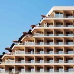 Studente in vacanza in Spagna sale sul tetto dell’hotel: una scelta fatale