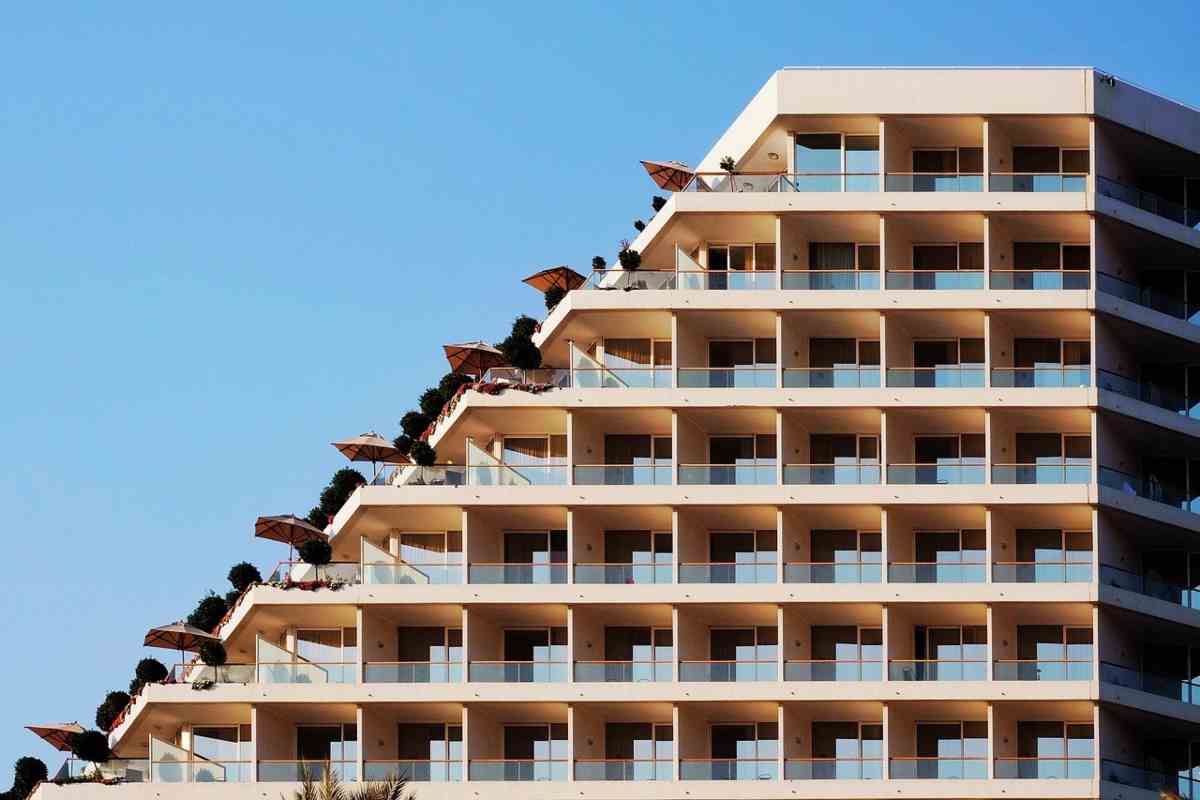 Studente in vacanza in Spagna sale sul tetto dell’hotel: una scelta fatale