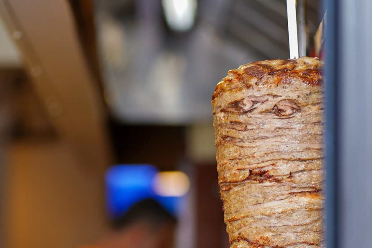 Il “caro kebab” fa infuriare il Paese, pressioni sul governo: “Inaccettabile”