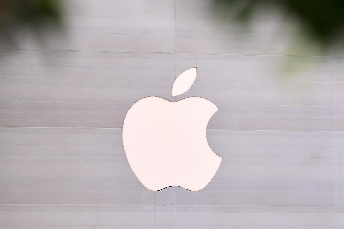 Apple, il nuovo spot crea polemiche: proteste anche da Hugh Grant e Justine Bateman