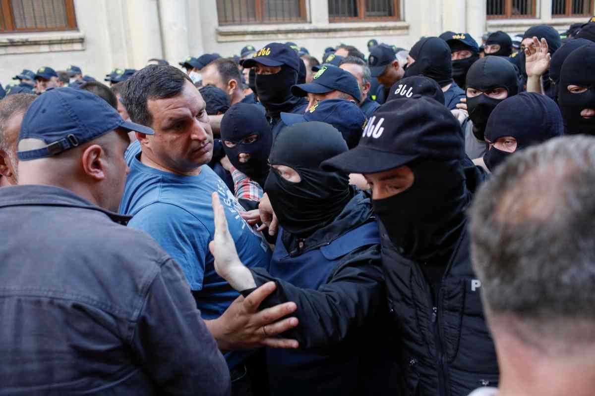 Manifestanti europeisti repressi con idranti e gas lacrimogeni: ferito leader dell’opposizione