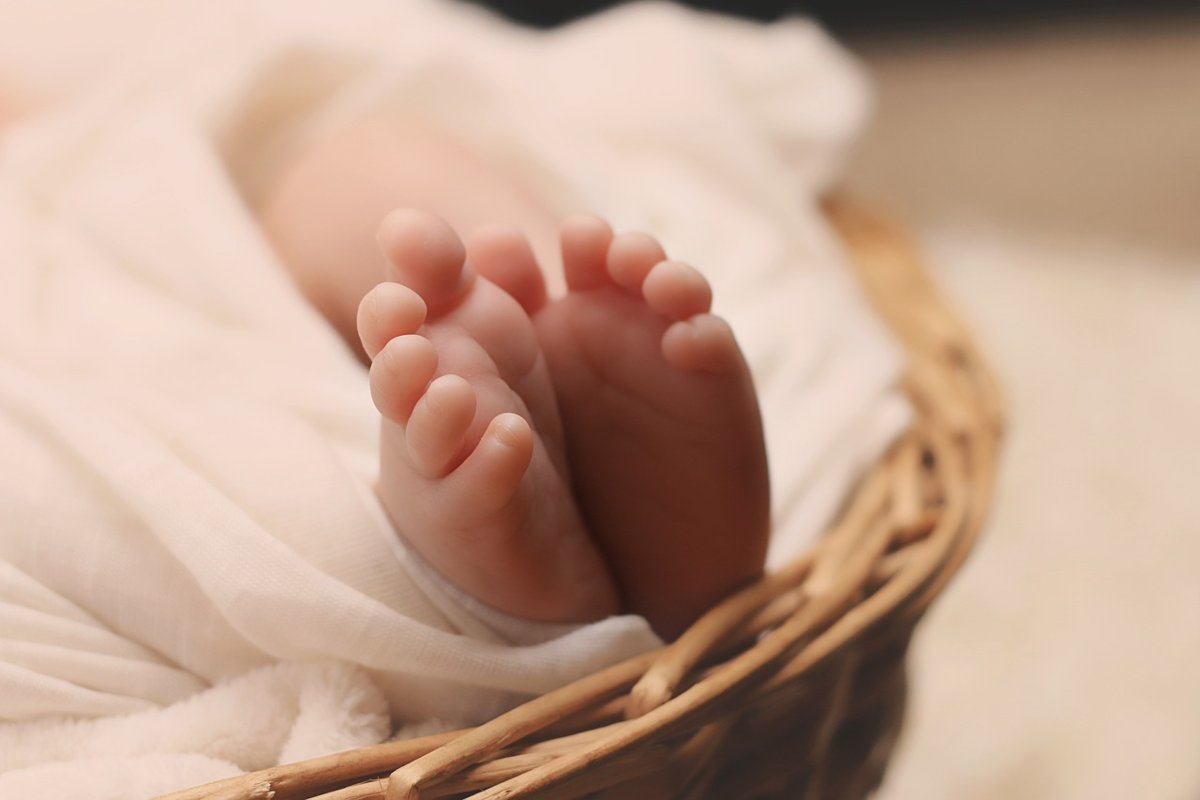 Neonato morto dopo parto, concesso congedo lavoro alla madre: padre viene licenziato