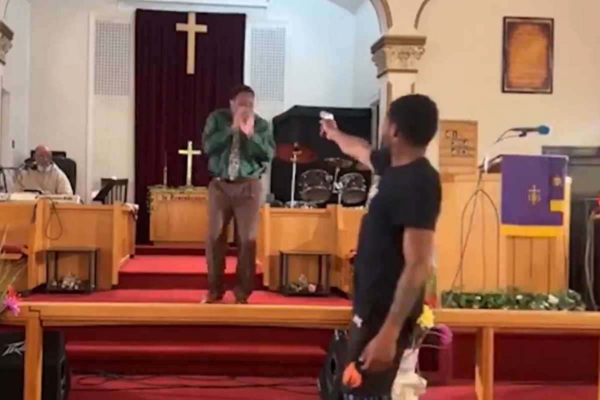 Punta pistola contro pastore, momenti di panico in chiesa [VIDEO]