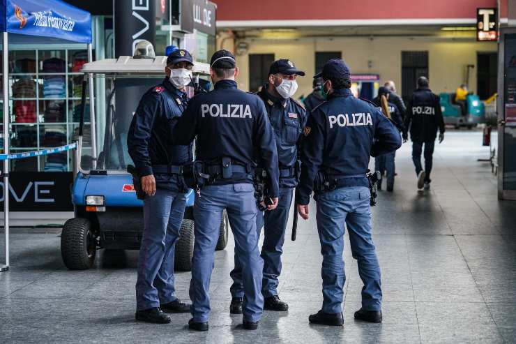 Poliziotto accoltellato