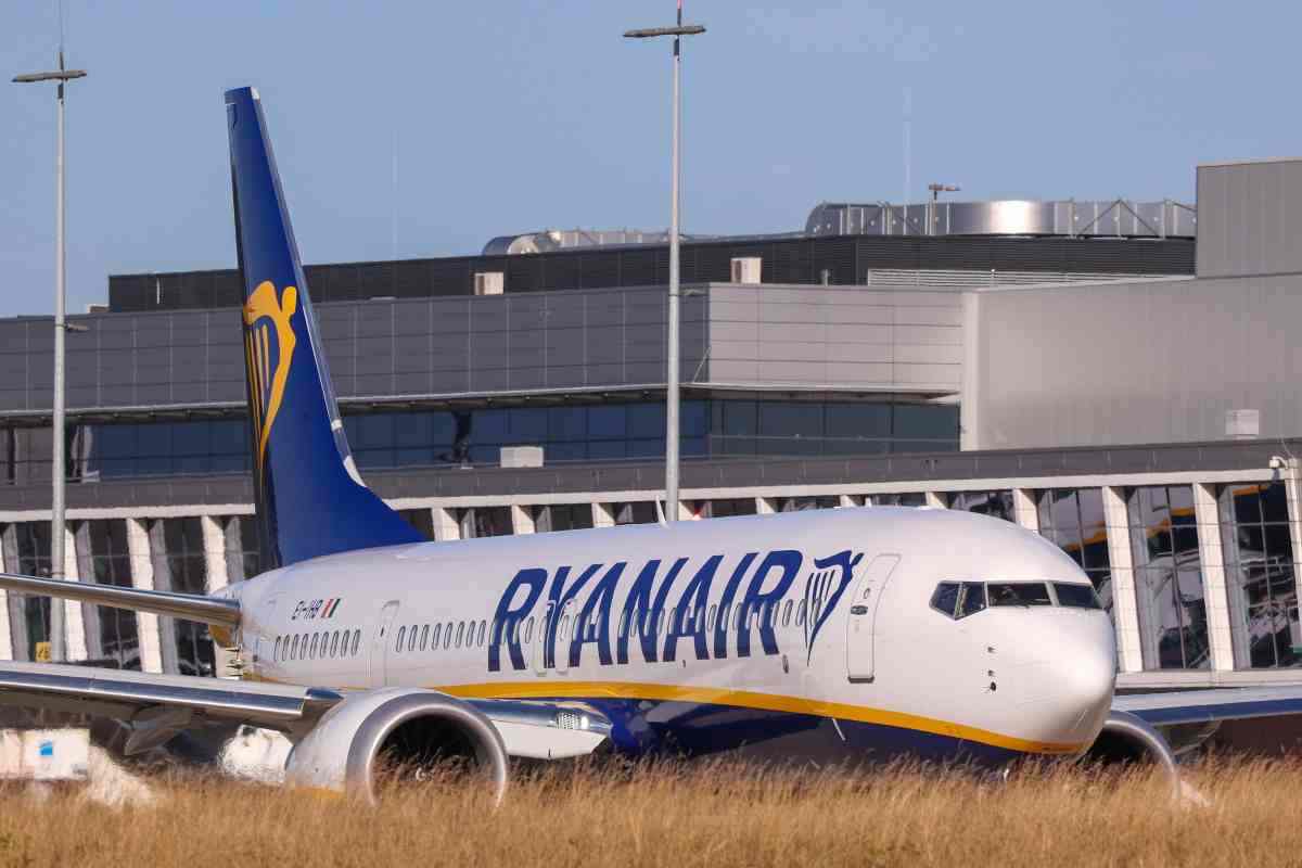 Ryanair, tornano le offerte low cost, 12.99 euro per le vacanze estive: le destinazioni in sconto