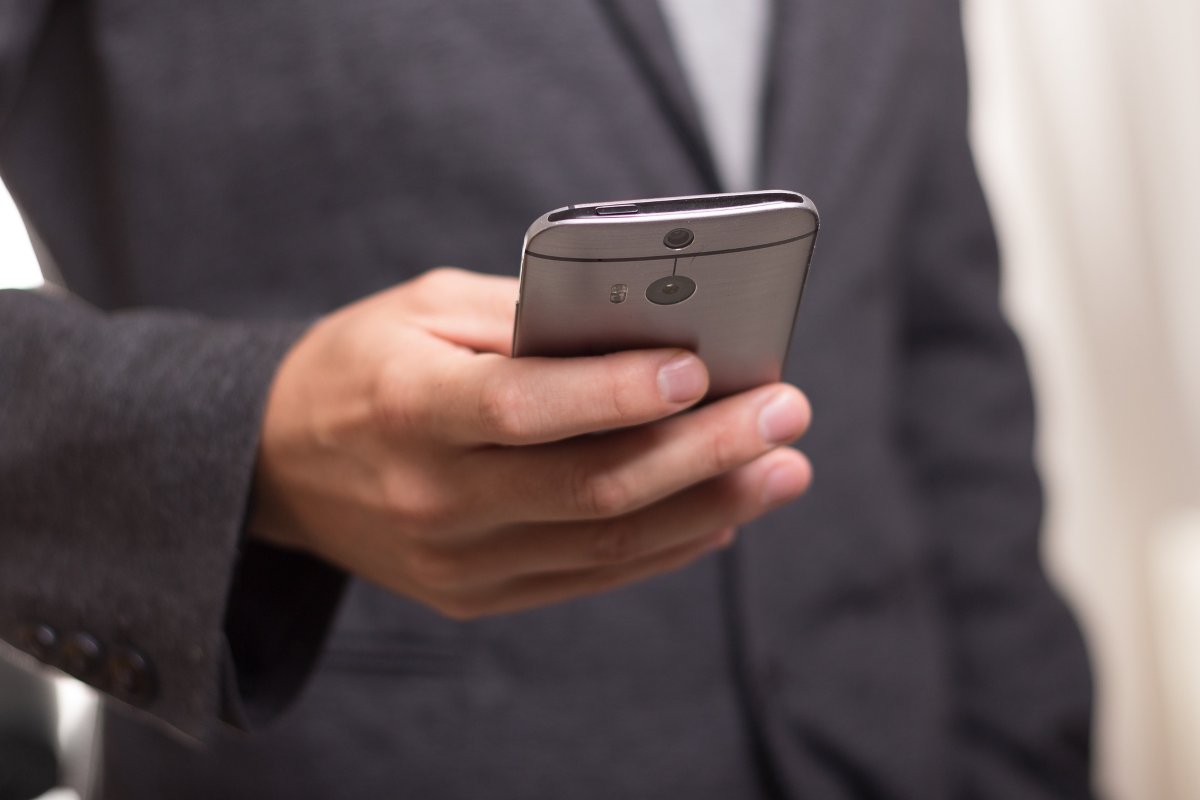 Questo smartphone riesce a togliere i vestiti alle persone che fotografa: la funzione è incredibile