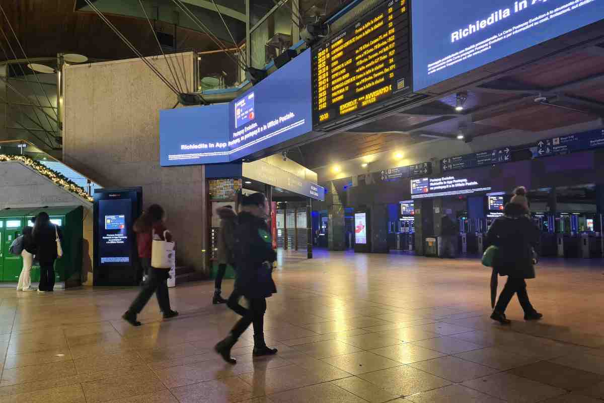 Poliziotto accoltellato nella notte in stazione, è grave: arrestato 37enne