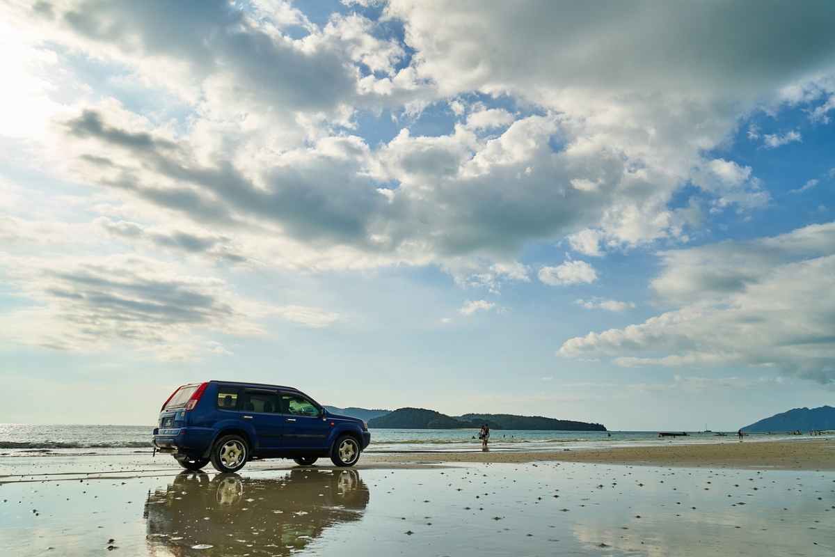 Auto con una coppia di anziani a bordo finisce in mare: ipotesi suicidio