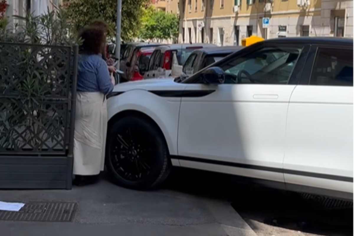 Parcheggia Suv sul marciapiede, sorpresa per il proprietario [VIDEO]