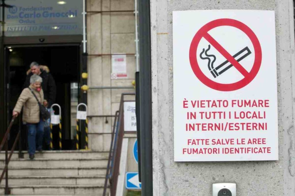 Cartello Divieto Di Fumo Adesivo – Alluminio 5x18 Cm – Adesivo 3M – Per Interni Ed Esterni