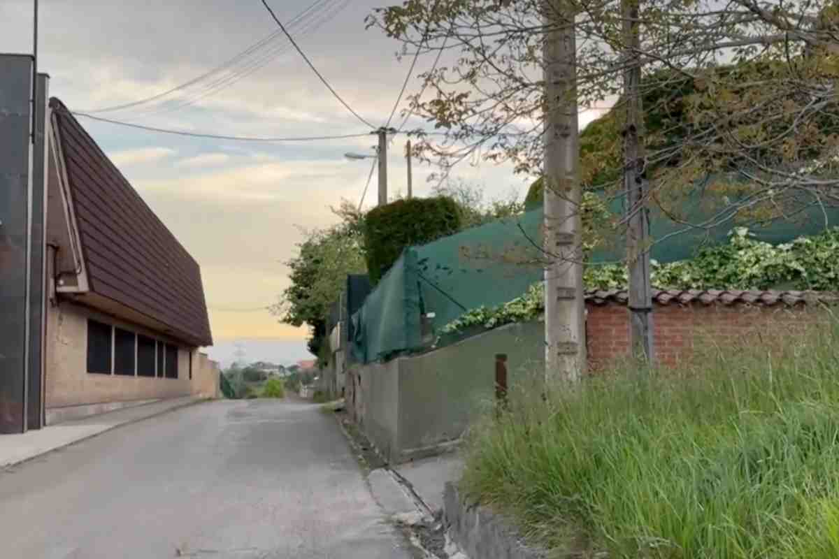 Rinchiusi tra i rifiuti per 4 anni: l’incubo di tre bambini nella “casa degli orrori” Rinchiusi tra i rifiuti per 4 anni: l’incubo di tre bambini nella “casa degli orrori”