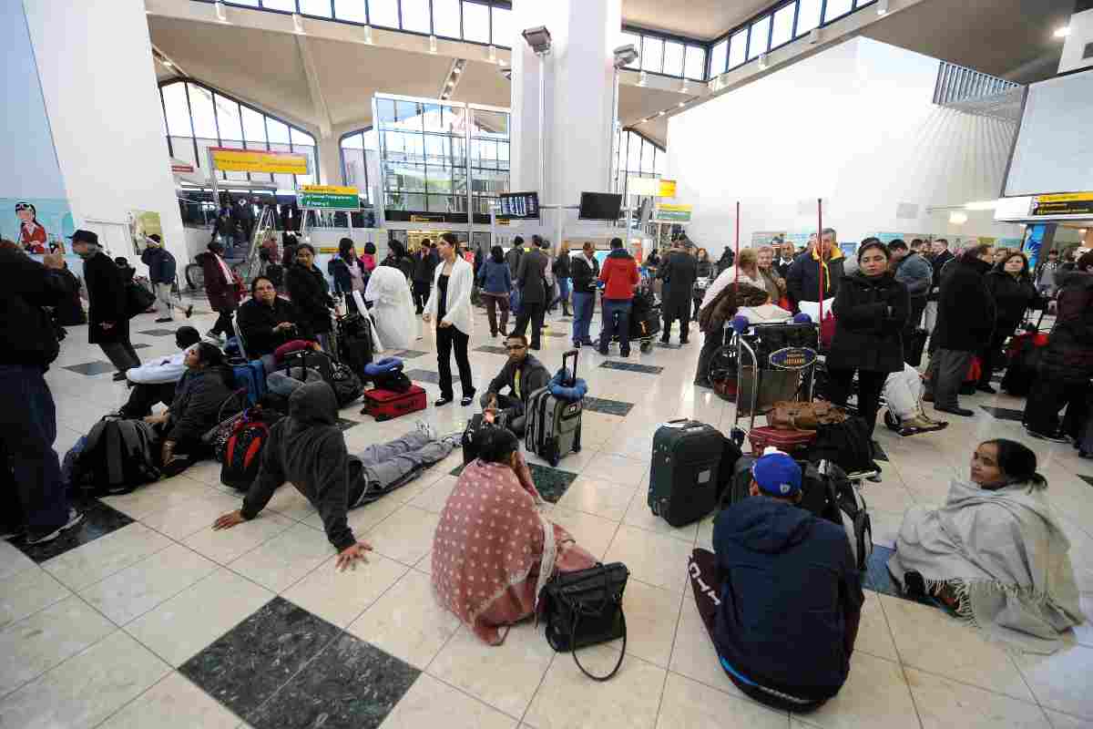 Gente in attesa all'aeroporto