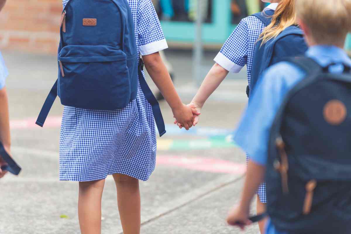 Bambini entrano a scuola