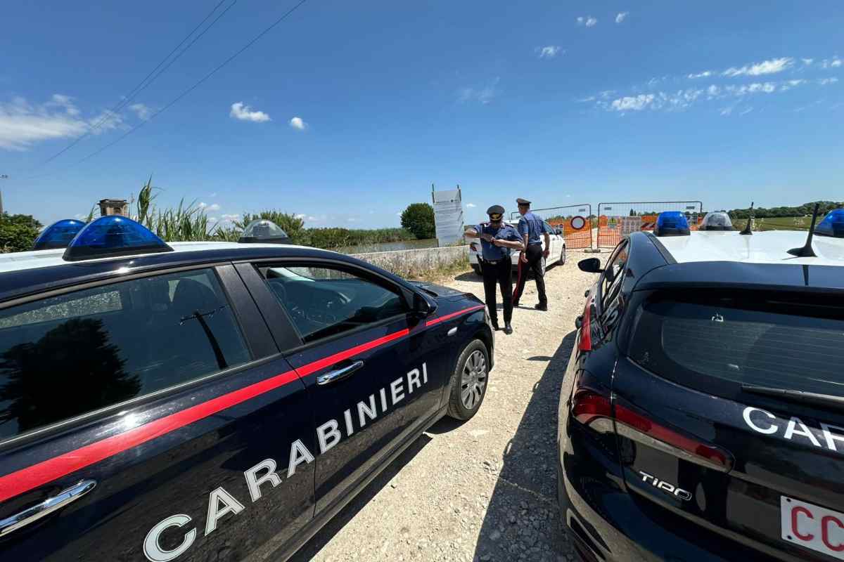 Auto dei carabinieri in strada