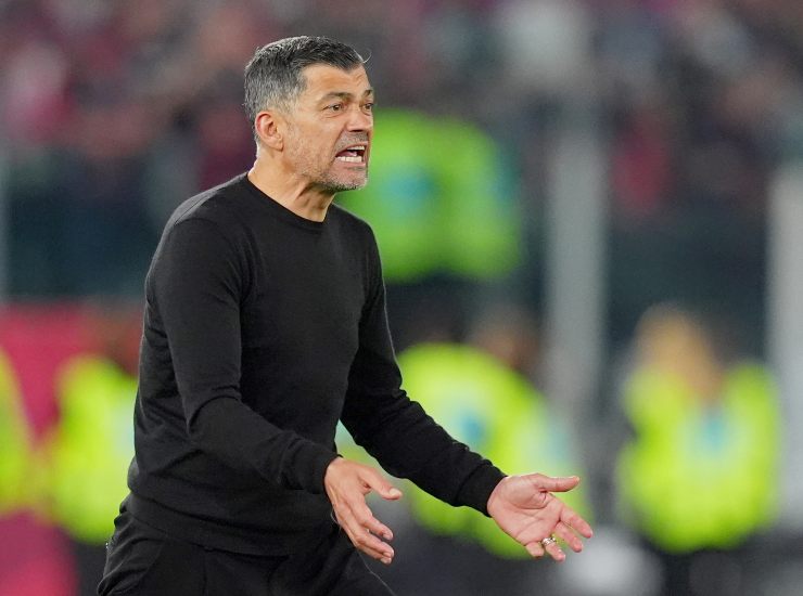 Conceicao mentre dà indicazioni