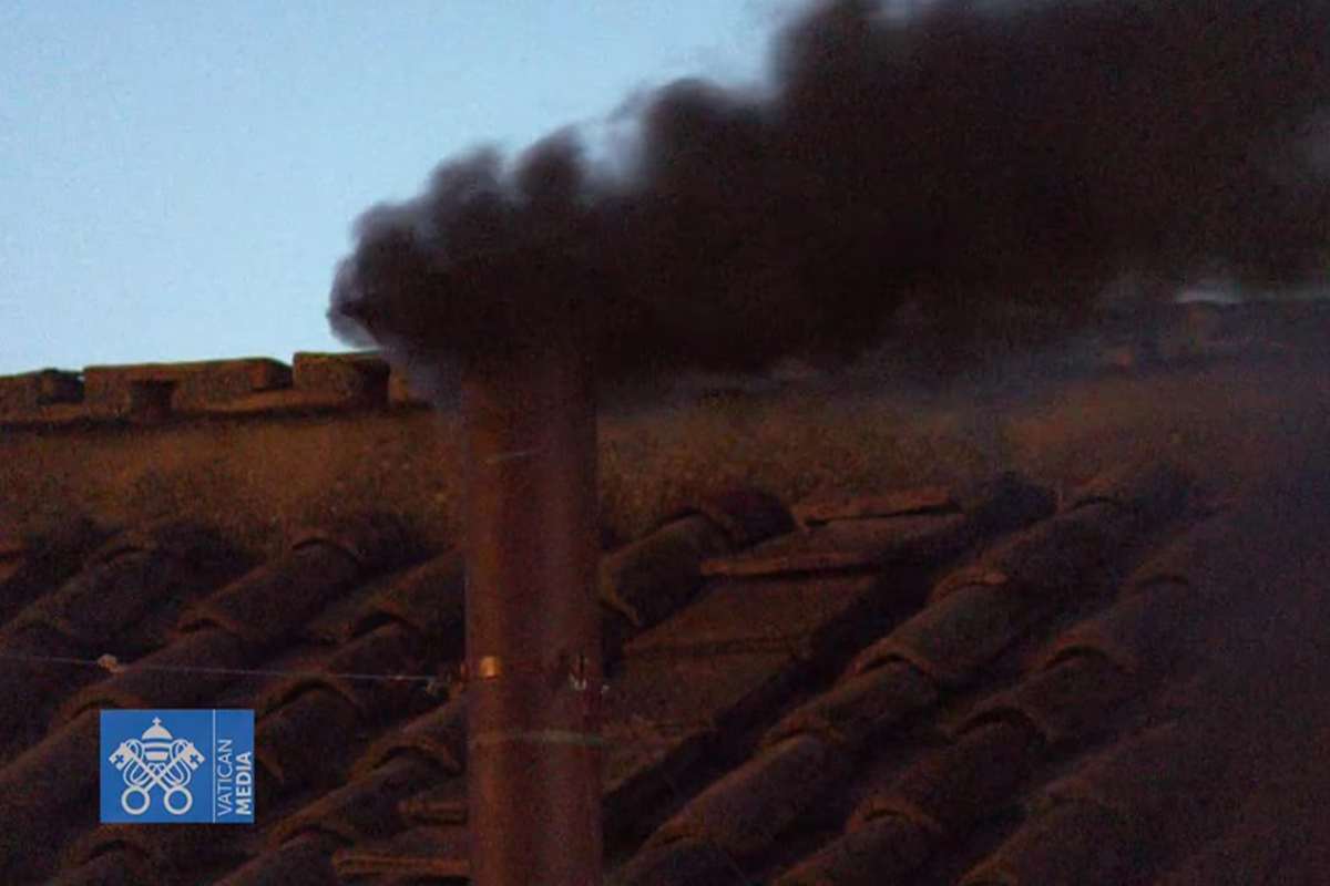 Conclave: la fumata è ancora nera, ma c’è un particolare Conclave: la fumata è ancora nera, ma c’è un particolare