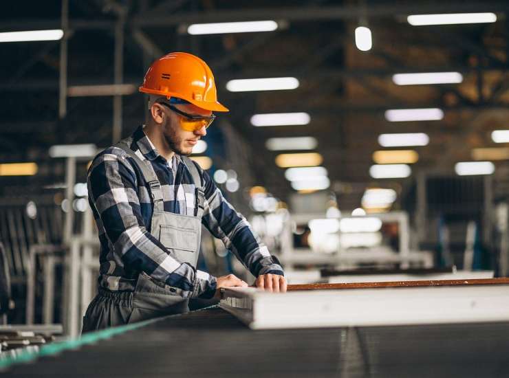 Un operaio sul luogo di lavoro