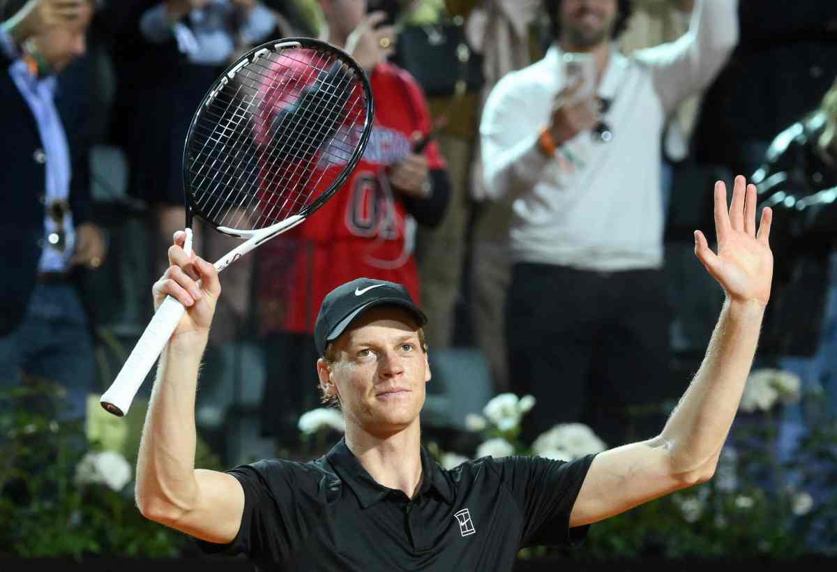 Il Re è tornato: Jannik Sinner vince al rientro tra l’ovazione della gente Il Re è tornato: Jannik Sinner vince al rientro tra l’ovazione della gente