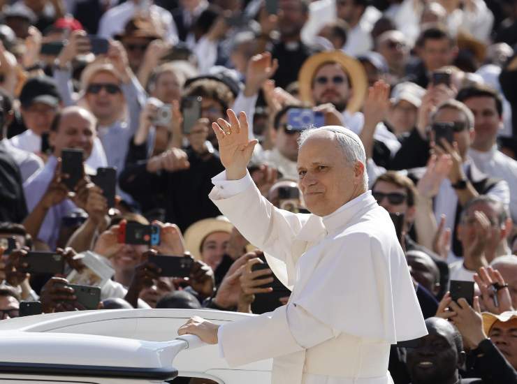 Papa Francesco sulla Papamobile