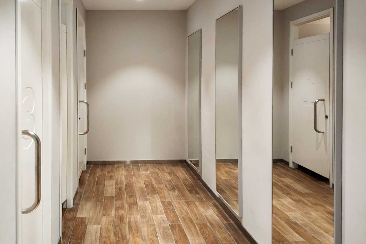 Lo beccano in atteggiamenti osé nel camerino di un negozio: la condanna fa discutere Lo beccano in atteggiamenti osé nel camerino di un negozio: la condanna fa discutere