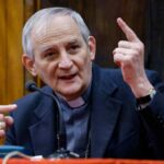 Il cardinale Zuppi in primo piano