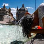 Una persona si bagna la testa per il caldo