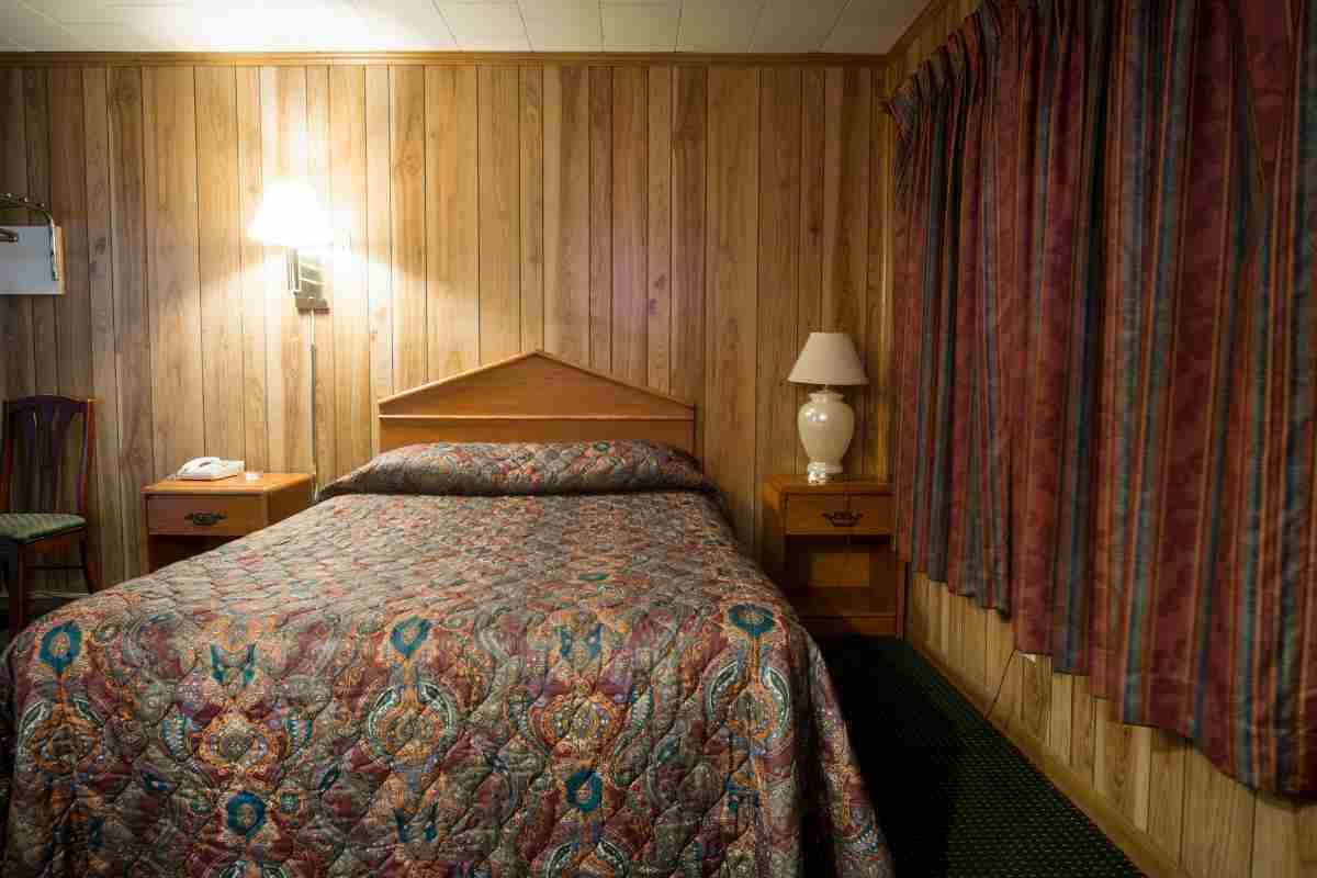 Conosce 15enne online e la porta in hotel: lei lo denuncia per stupro Conosce 15enne online e la porta in hotel: lei lo denuncia per stupro