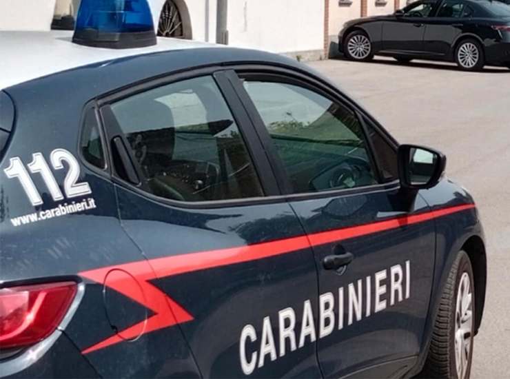 Auto dei carabinieri in strada