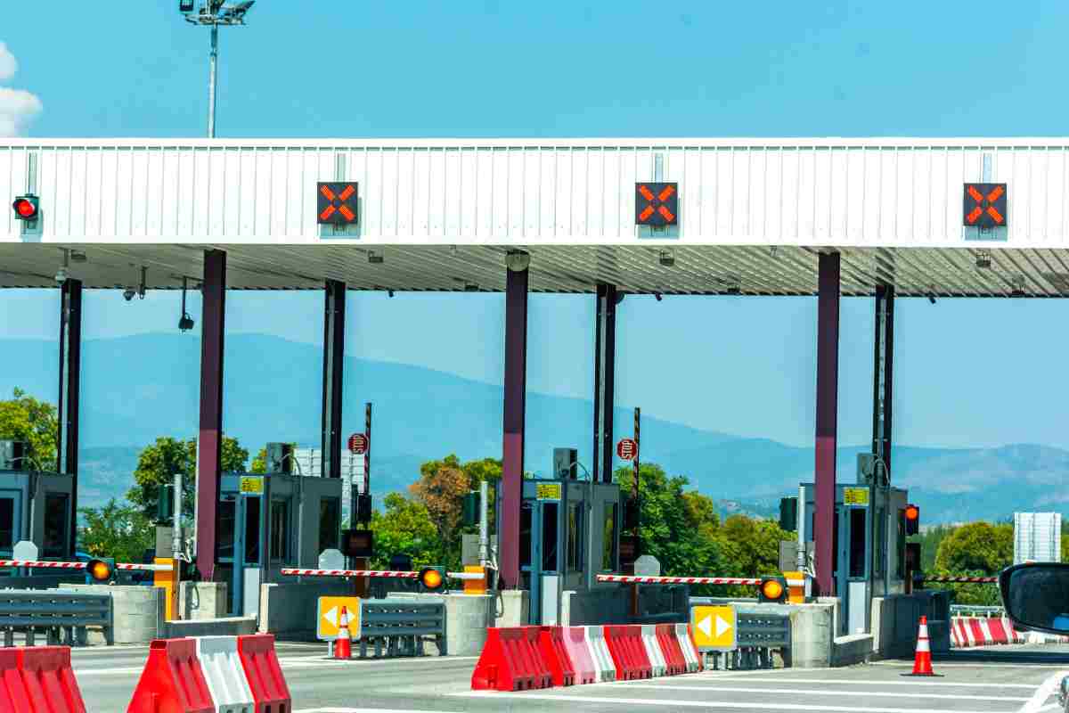 “Pagamento di 6,80 in sospeso”, occhio alla nuova truffa in autostrada “Pagamento di 6,80 in sospeso”, occhio alla nuova truffa in autostrada