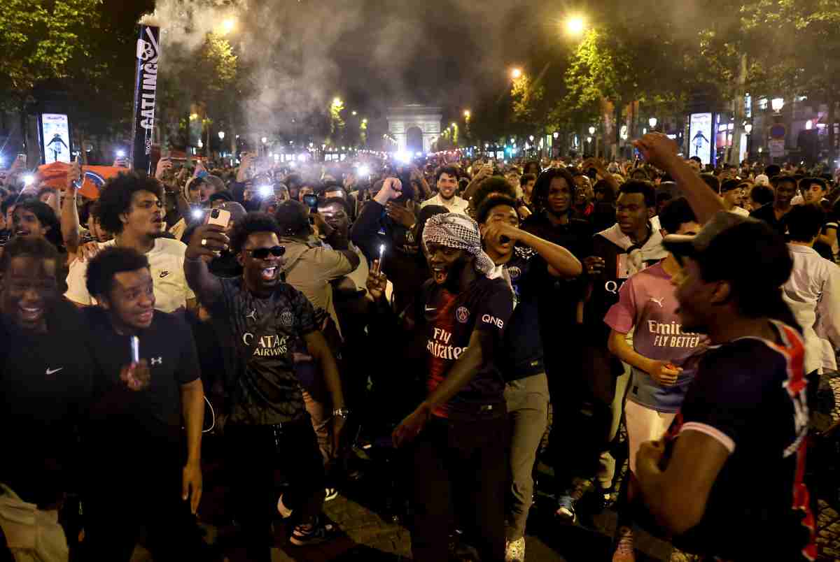 Due morti, oltre 500 arresti, vandalismi, incendi e poliziotti feriti: ecco il bilancio di una notte da Champions in Francia Due morti, oltre 500 arresti, vandalismi, incendi e poliziotti feriti: ecco il bilancio di una notte da Champions in Francia