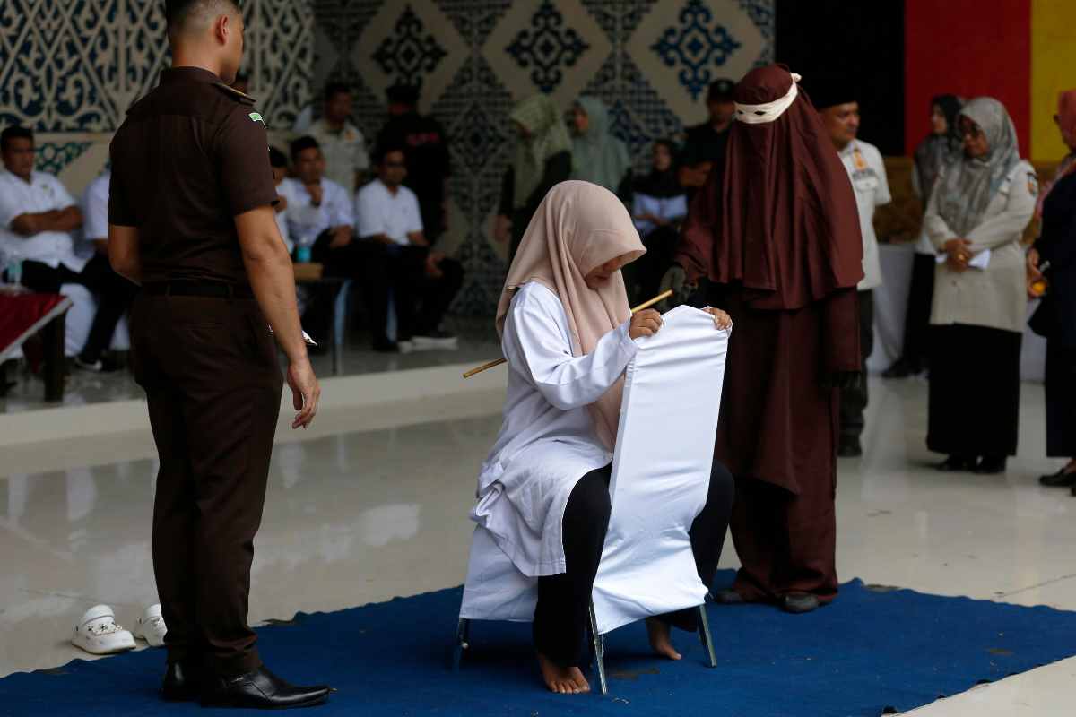 Sesso prima del matrimonio: coppia fustigata pubblicamente Sesso prima del matrimonio: coppia fustigata pubblicamente