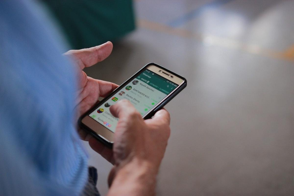 Messaggi su WhatsApp: la sentenza della Cassazione spaventa Messaggi su WhatsApp: la sentenza della Cassazione spaventa