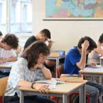 Gli studenti impegnati a scuola