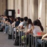 Gli studenti impegnati a scuola