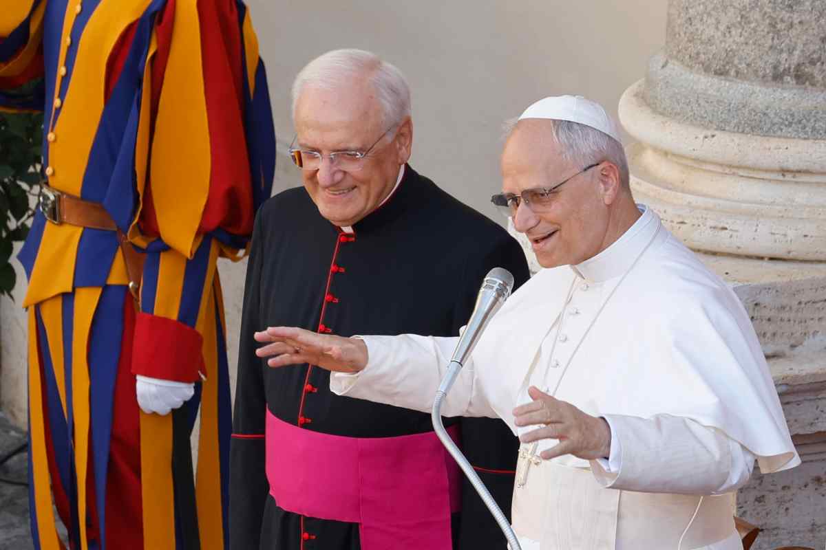 Una sciarpa della Roma lanciata dai fedeli, mette in crisi la “sicurezza” del Papa Una sciarpa della Roma lanciata dai fedeli, mette in crisi la “sicurezza” del Papa
