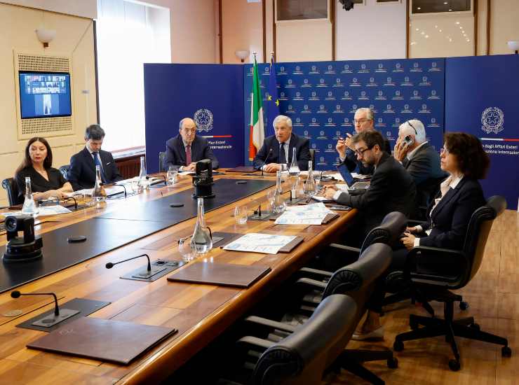 Tajani al tavolo insieme ad altre persone