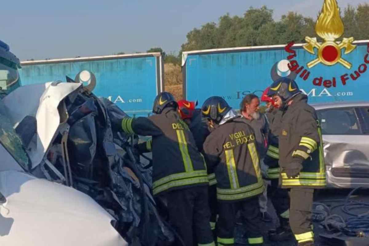 Famiglia travolta in un incidente sull’A1 dopo la laurea: madre e padre muoiono sul colpo Famiglia travolta in un incidente sull’A1 dopo la laurea: madre e padre muoiono sul colpo