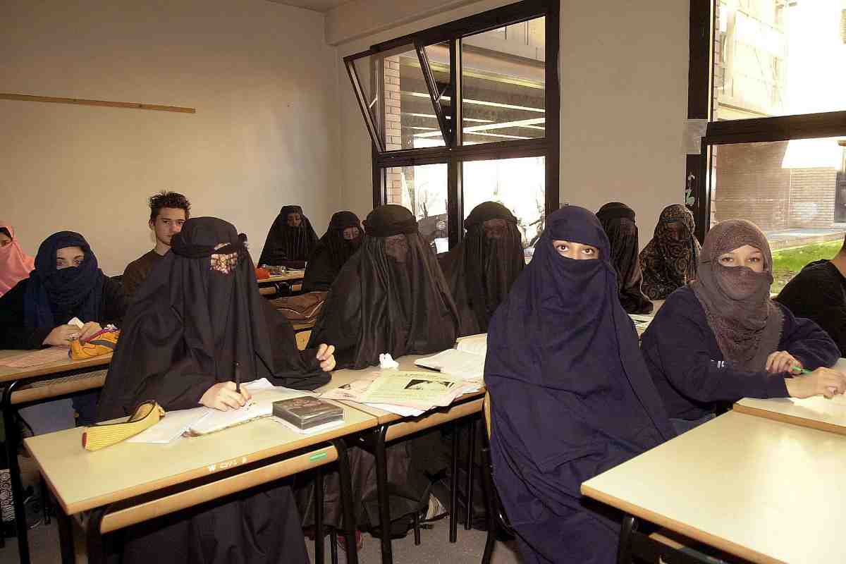 Professore fa togliere il velo alle studentesse durante l’esame: scoppia il caos Professore fa togliere il velo alle studentesse durante l’esame: scoppia il caos