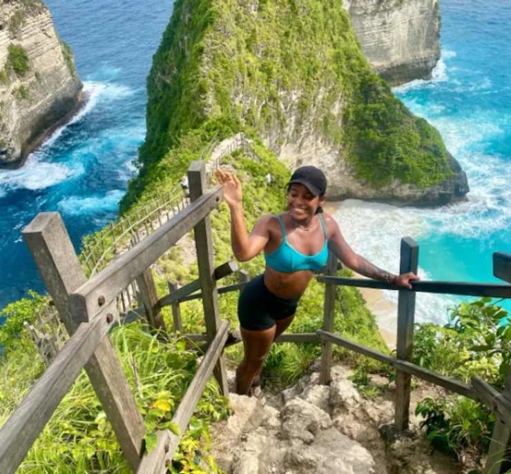 Juliana Marins su una scala con il mare come sfondo