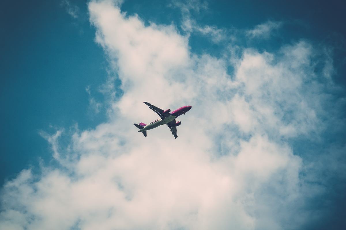 Aereo di linea costretto a manovra d’emergenza: “Un caccia ci stava venendo incontro” Aereo di linea costretto a manovra d’emergenza: “Un caccia ci stava venendo incontro”