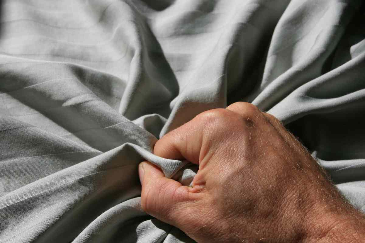 Afferra la mano di una studentessa e la costringe a toccarlo: 25enne nei guai Afferra la mano di una studentessa e la costringe a toccarlo: 25enne nei guai