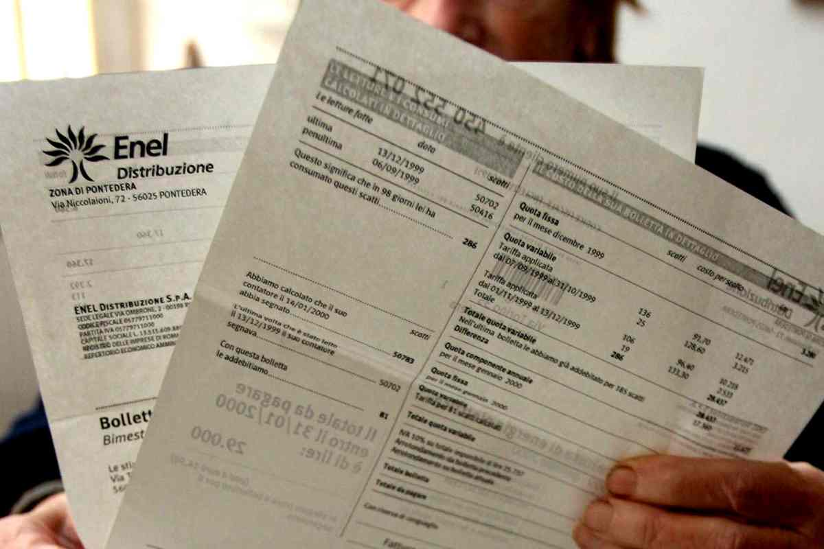 Una signora legge la bolletta