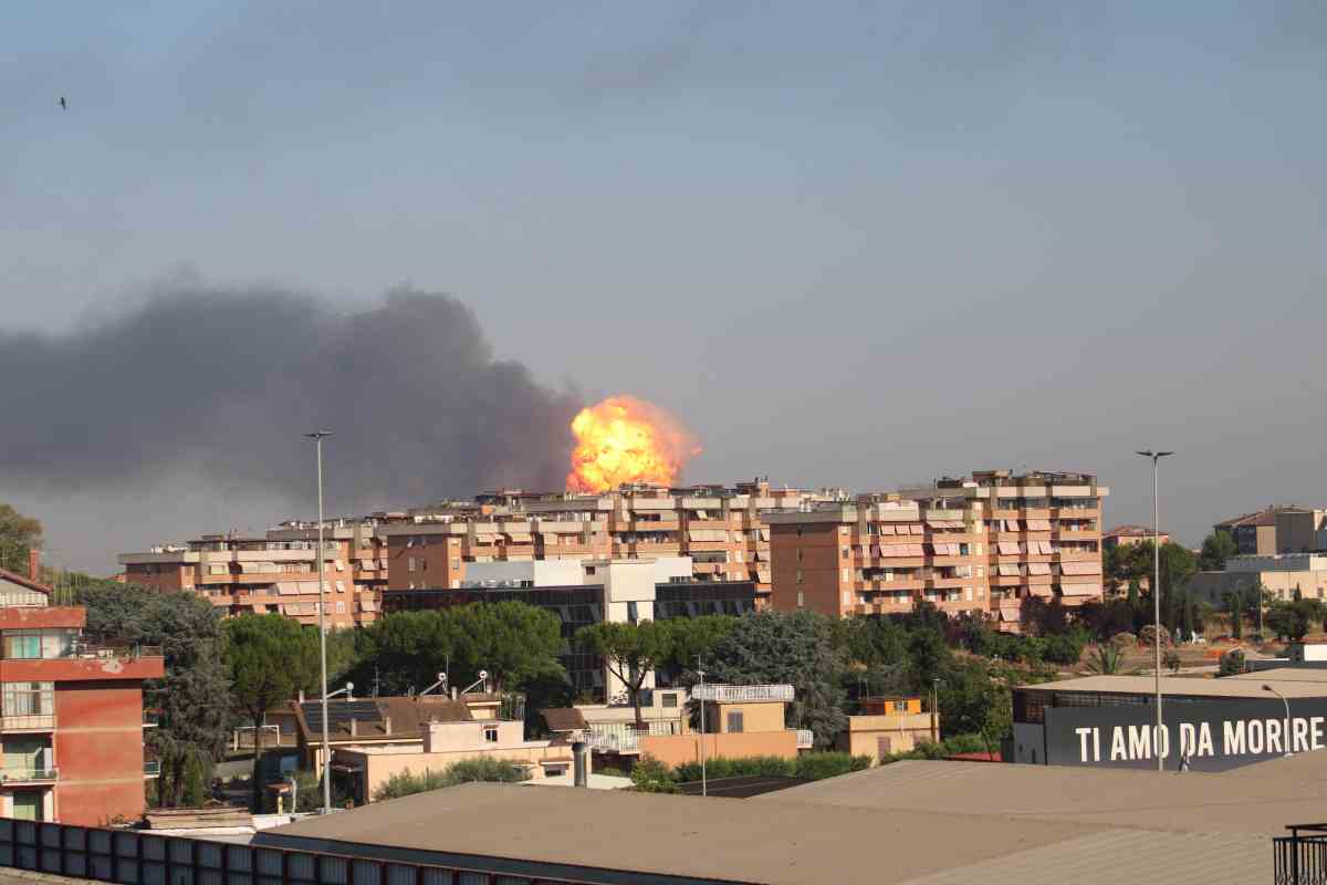 Terrore a Roma, violenta esplosione: residenti e automobilisti in fuga [VIDEO]