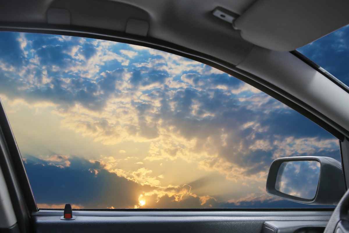 Bambina chiusa in auto con il caldo rovente: interviene la polizia