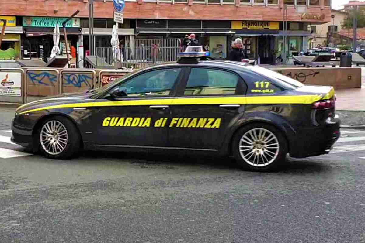 Una macchina della Guardia di Finanza
