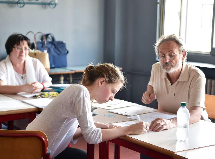 Una maturanda davanti alla commissione
